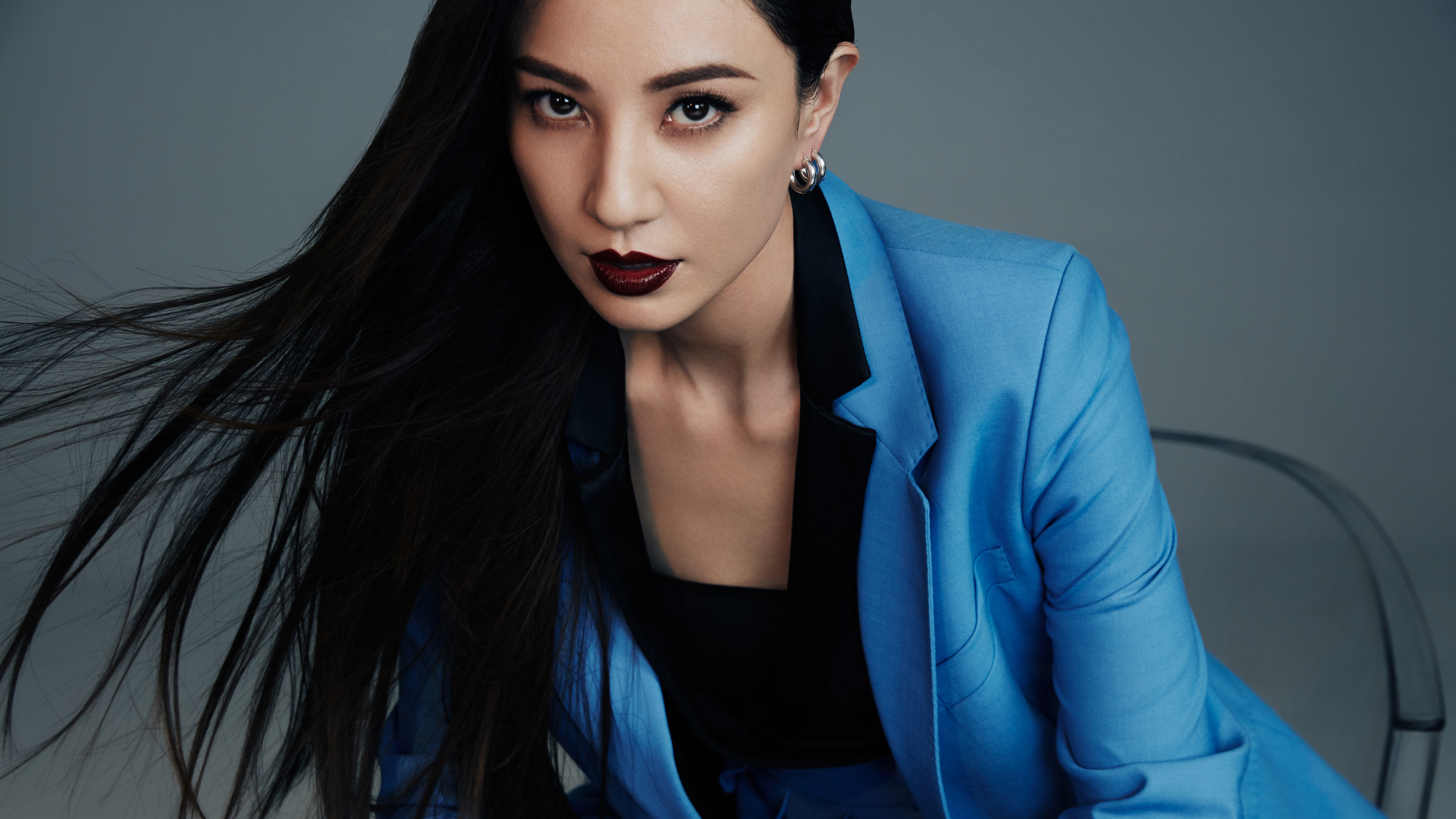 郑希怡化职场霸女妆黑长发配西装气场十足眼神犀利slay全场